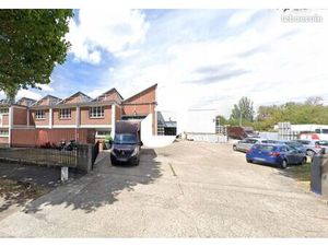 Local d'activité 818 m²