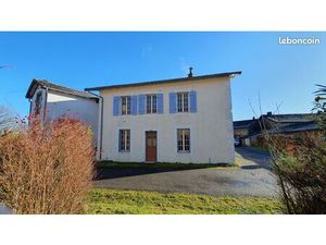 Maison en pierre  jardin  garage et parking