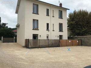 Place de stationnement parking Condrieu