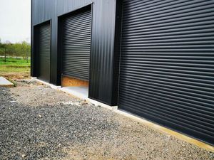 Location box de stockage 50 m² + mezzanine15 m²