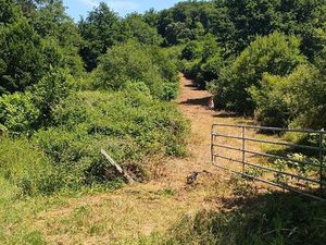 Terrain proche du pont de menat 63