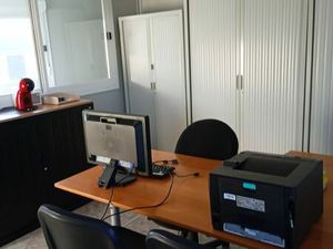 Bureaux 55m2 meublés divisibles et grand parking 800m2 à louer