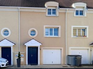 Maison de ville contemporaine dans résidence privée