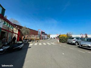 Local commercial 696 m² PISCOP