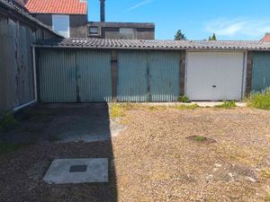 Garage dans cour fermée