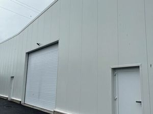 Local commercial hangar entrepôt