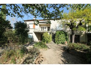 NIMES EXCLUSIVITE Maison des années 1960 de 180 m2 en R+1 avec mazet attenant sur un terra