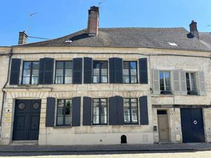 Senlis centre: demeure de caractère avec grand jardin et garage