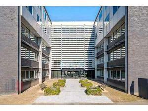 4198 m² de bureaux prêts à l'emploi à proximité du R4