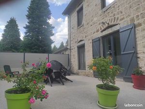 Grande maison en pierres avec terrain dans le bourg