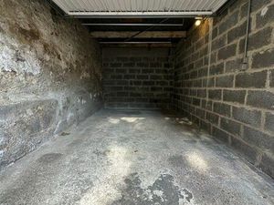 ◊ Garage / Box extérieur à louer – 13 m² – Éclairé et équipé d’une prise électrique