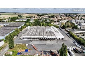 Local 1000 m² Louvres