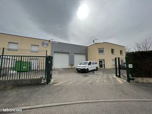 Local d'activité 744 m²