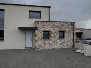 Maison neuve à la campagne