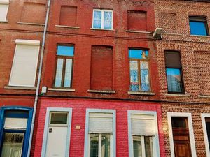 Cause depart retraite maison semi bourgeoise avec extérieur cave et grenier 205000euros