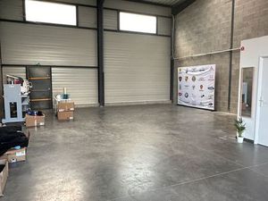 Local 150m2 avec bureau climatisé proche rocade et autoroute