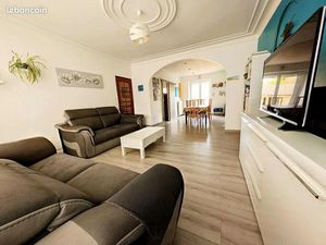 Maison de ville rénovée + grange + dépendances