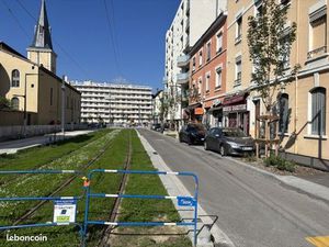 Commerce habillement/textile 50 m²