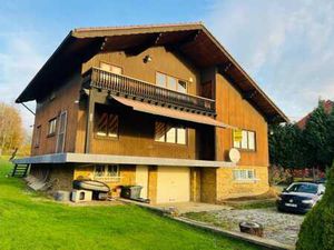 Villa (style chalet) avec garage et vaste jardin