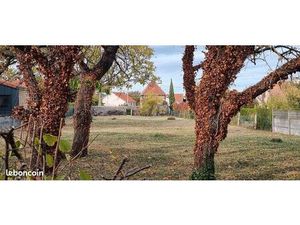 Beau terrain arboré constructible Riom