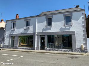 Loue local commercial  pas de porte  vitrine  boutique  dépôt  plein cœur St Philbert  10 