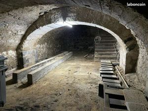 Location cave / dépôt – 80 m² – Sous-sol en pierre de Volvic avec accès RDC  bureau et san