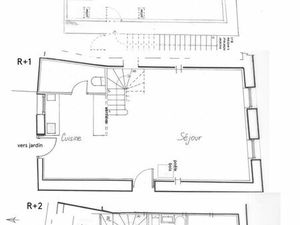 Maison rénnovée mitoyenne sur 3 niveaux avec garage au Rdc