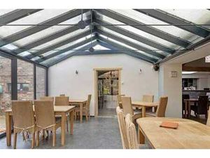 Polyvalent handelspand met woning op topligging