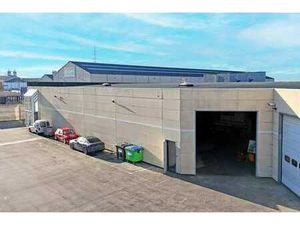 Magazijn met kantoren (1.514m²) in industriepark Drongen