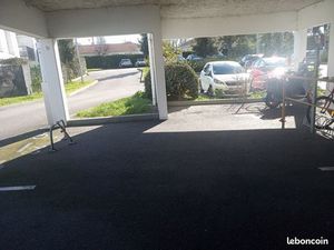 Parking ext Couvert PMR / Sécurisé par barrière avec bip