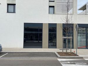 Local commercial type magasin 121 m² avec grande vitrine – St-Laurent-de-Mure