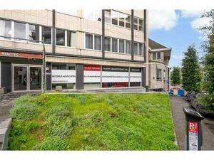 Bureau avec garages très bien situé au centre d'Alost