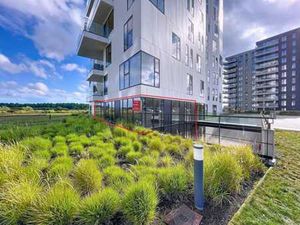 LOT 6: BUREAU & PLACES DE PARKING