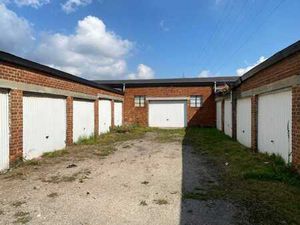 ENSEMBLE DE 16 GARAGES ET UN PETIT ENTREPOT