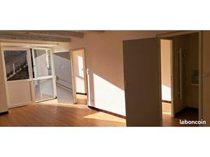 Petite maison plein bourg calme