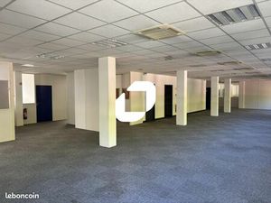 Bureau 599 m²