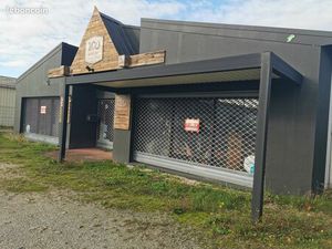 3500 local commercial 310 M2 +bureaux 55 M2+terrain 1500 M A PLOEMEUR 56270