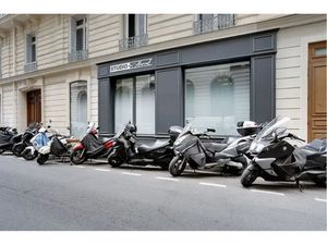 Location Commerce Paris 75008