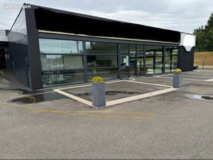 Batiment commercial / Entrepôt / concession automobile / Autre