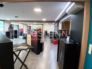 Local 790 m² PLESCOP