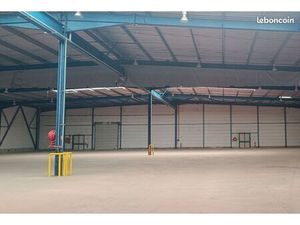Entrepôt + bureaux – Grossiste/ Logistique - accès direct A25