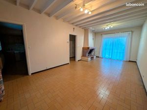 Centre village - Maison individuelle de plain-pied avec beau jardin arboré