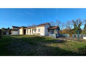 Maison 3 chambres  bureau  cuisine  cave  atelier  2 garages