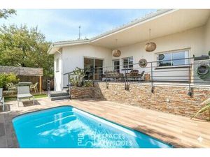 Villa contemporaine suspendue en lisière de forêt