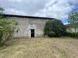 Grange de 170m2 avec dépendance de 20m2 sur une parcelle de terrain d’une surface de 653m2