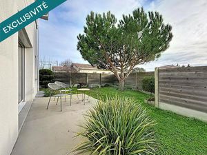 Maison moderne avec jardin et garage