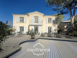 GOLF DE PONT ROYAL bastide au charme lumineux de 140 m2 établie sur un terrain de 657 m2  