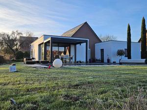 Maison contemporaine avec pergola et piscine.