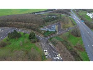 Site d'activité avec hangars et bureaux