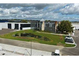 Hall avec quai et bureaux neufs dans PAE des Plénesses !